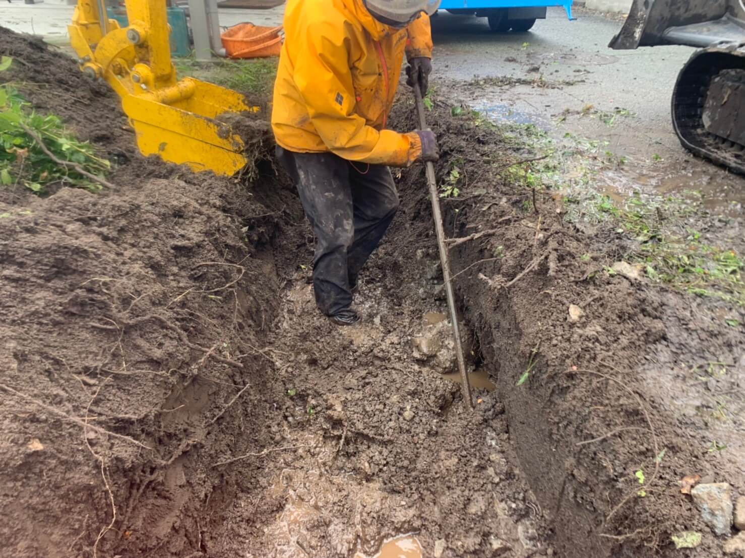 隣接しているアスファルトの道路に影響が出ないように残りの作業は手作業で行います